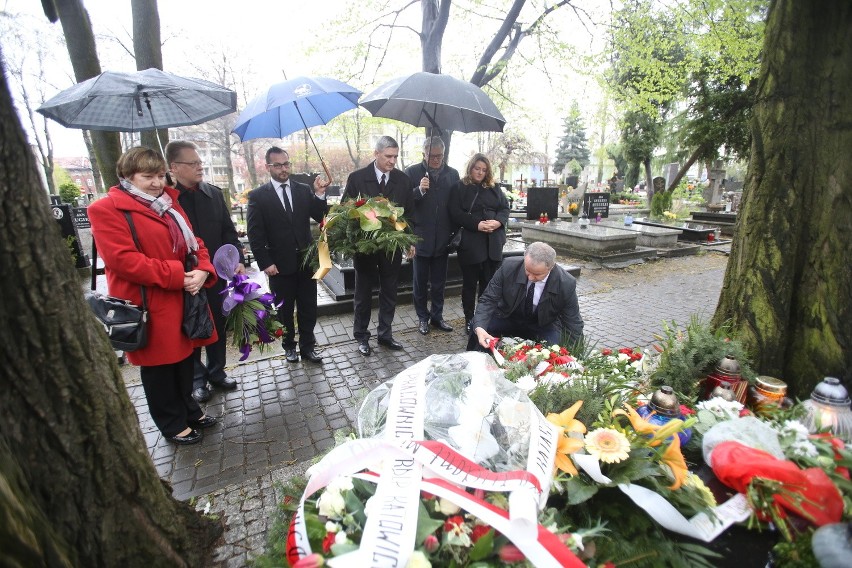 Złożono kwiaty pod tablicą poświęconą pamięci Krystyny Bochenek