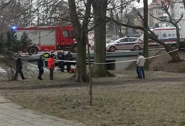 Zwłoki mężczyzny znaleziono w kanale Młynówka w Oleśnie.