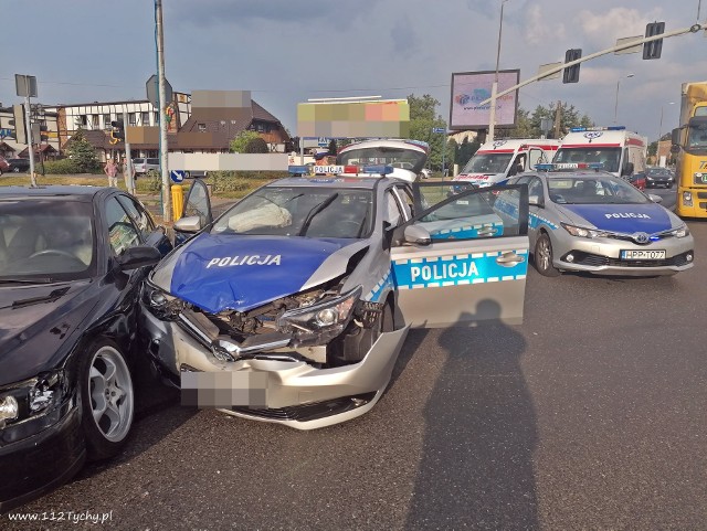 Ze wstępnych ustaleń wynika, że radiowóz policji jechał na pilną interwencje używając sygnałów świetlnych i dźwiękowych i wjechał na skrzyżowanie na czerwonym świetle. Kierująca volvo kobieta miała zielone światło.