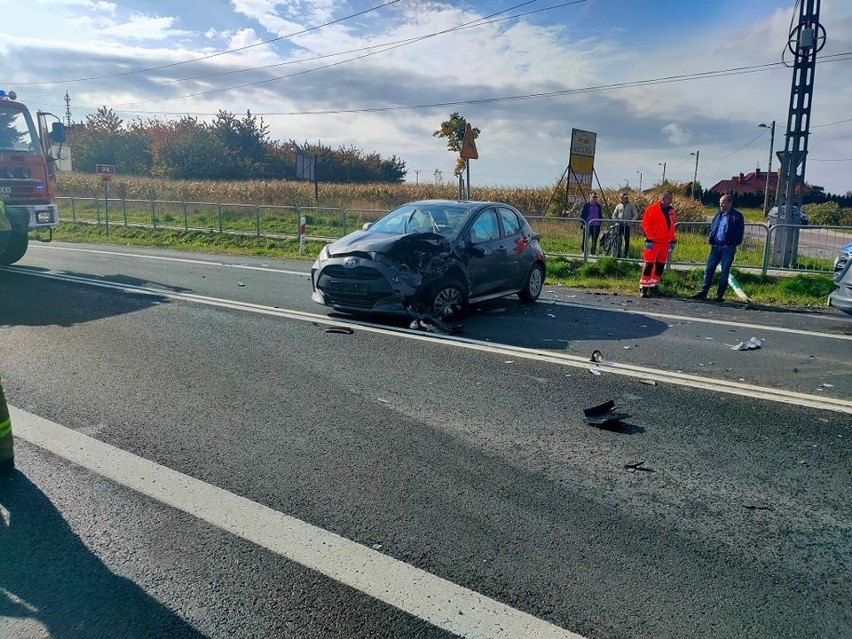 Gmina Wielka Wieś. Wypadek na drodze krajowej nr 94 w Bęble. Jedna osoba poszkodowana