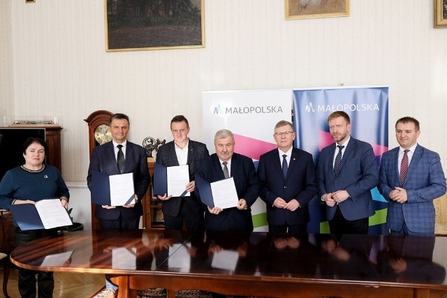 Uroczystość podpisania umowy na przekazanie środków dla powiatu miechowskiego