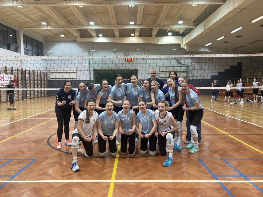 Siatkarki SMS Wybicki Kielce awansowały do 1/4 Mistrzostw Polski Juniorek Młodszych. Na turnieju w Kielcach zajęły drugie miejsce 
