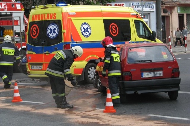 Strażacy musieli zneutralizować olej, wyciekający z jednego z samochodów.