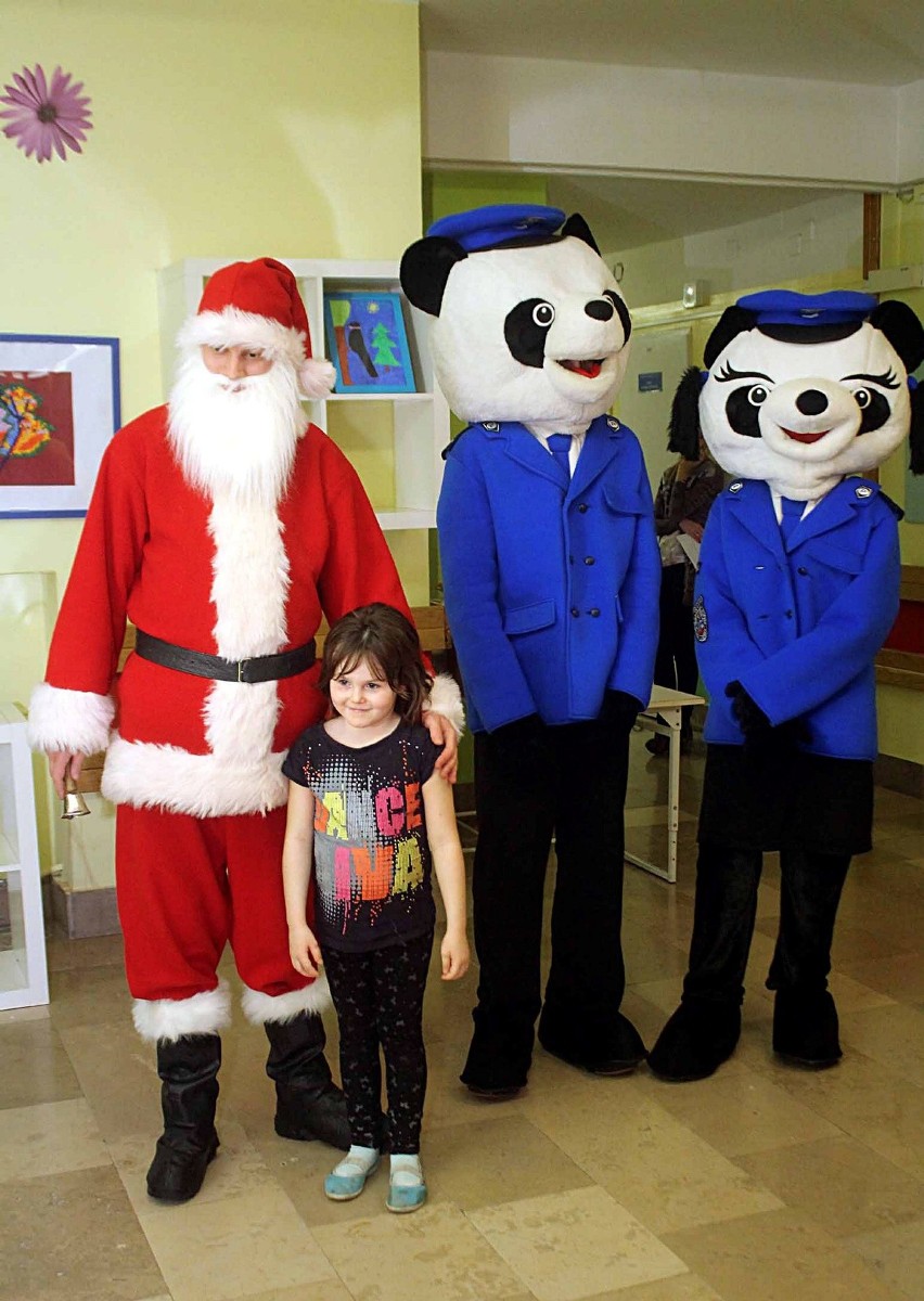 Lubelscy policjanci odwiedzili ze św. Mikołajem szpital dziecięcy (ZDJĘCIA)