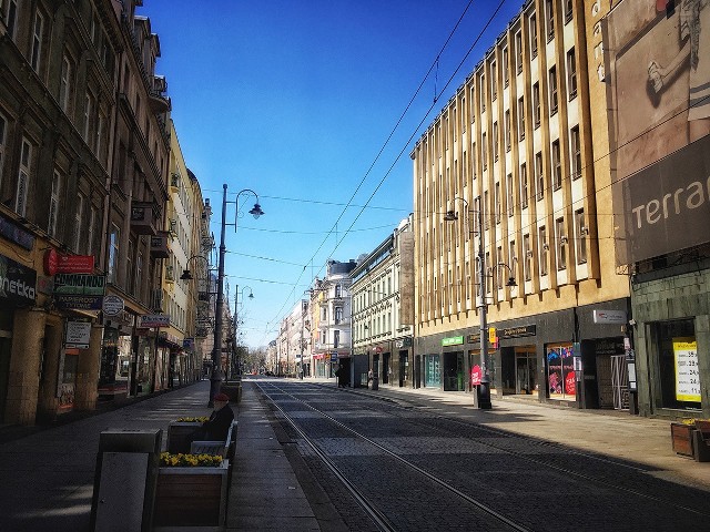 Całkowicie opustoszałe ulice świadczą o tym, że mieszkańcy Katowic do serca wzięli sobie zakazy związane z epidemią.Zobacz kolejne zdjęcia. Przesuwaj zdjęcia w prawo - naciśnij strzałkę lub przycisk NASTĘPNE