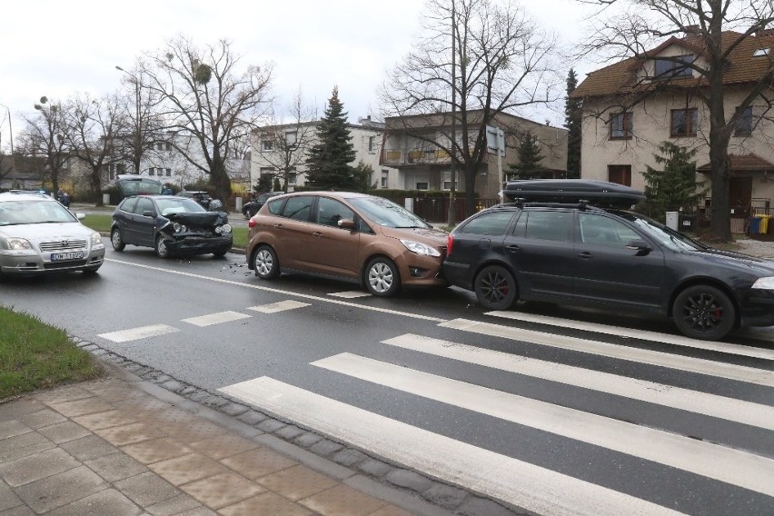 Wypadek trzech samochodów na al. Kochanowskiego. Są duże korki (ZDJĘCIA)