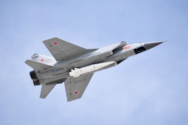 Samolot MiG-31 uzbrojony w pocisk Kindżał (9 maja 2018)