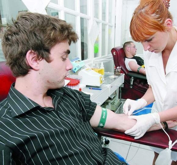 Krwiodawcy w Regionalnym Centrum Krwiodawstwa i Krwiolecznictwa w Słupsku.