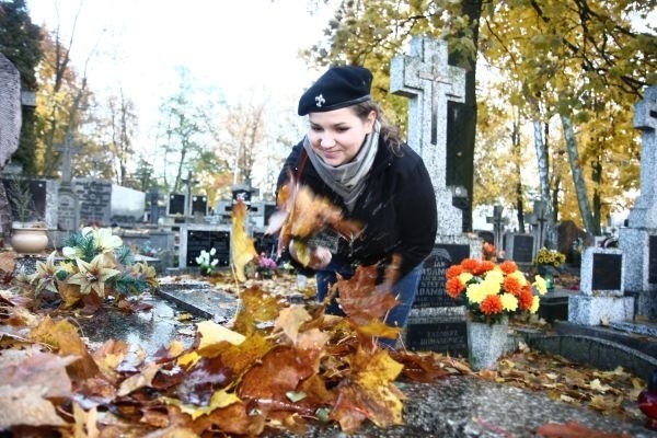 Białostoccy harcerze pracowali na cmentarzu farnym. Uprzątnęli 30 mogił, między innymi pomnik pierwszego komendanta białostockiej chorągwi Stanisława Moniuszki czy 13-letniego harcerza, który zginął tragicznie podczas II wojny światowej. 
