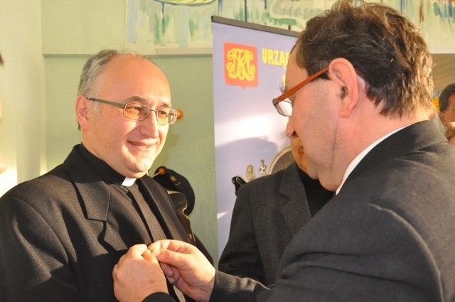 Ksiądz Tomasz Janicki, z którego inicjatywy powstało niedawno nowe koło HDK, otrzymał odznakę "Zasłużony HDK"