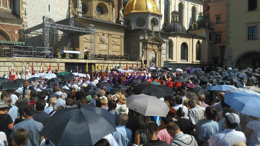 Rozpoczął się pogrzeb kardynała Macharskiego. "To była chodząca świętość" [ZDJĘCIA]