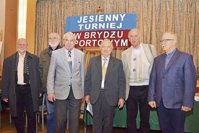 Organizator zawodów, Henryk Dera (trzeci od prawej) wraz z nagrodzonymi osobami