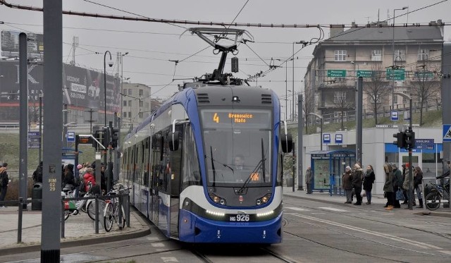 36 tramwajów bydgoskiej firmy już wozi pasażerów z Krakowa. Mogła wyprodukować kolejne 35 z opcją zamówienia dodatkowych 15, o czym była w przetargu, ale nie wpłaciła wadium