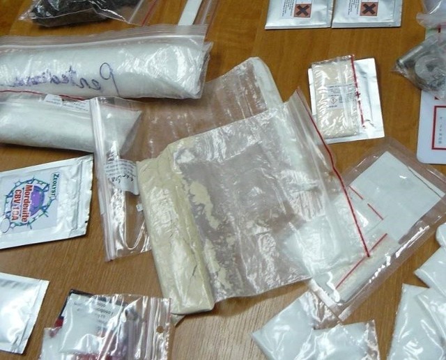 W sumie policjanci zabezpieczyli: ponad kilogram narkotyków, około 5 tysięcy złotych, trzy wagi oraz urządzenie do sprasowywania środków odurzających.