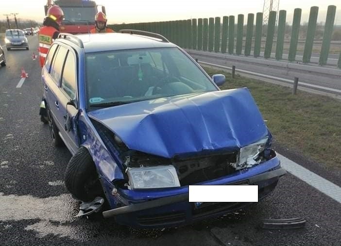 Zderzenie czterech aut na autostradzie. Ruch na drodze blokuje też unieruchomiony dźwig