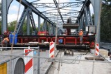 Remont mostu w Toruniu. Drogowcy w sobotę wylewali asfalt