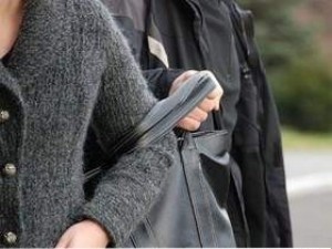 13 i 14-latek napadli na kobietę. Jeden uderzył pięścią w plecy, drugi wyrwał torebkę.
