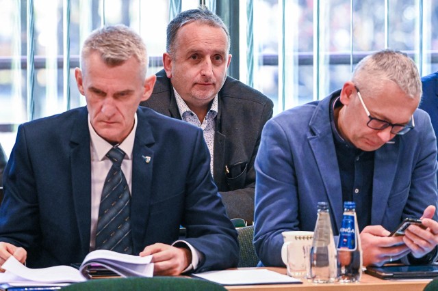 Radny Jacek Kalata (w środku) w czwartek 21 września złożył z rezygnację z przewodniczenia komisji urbanistyki