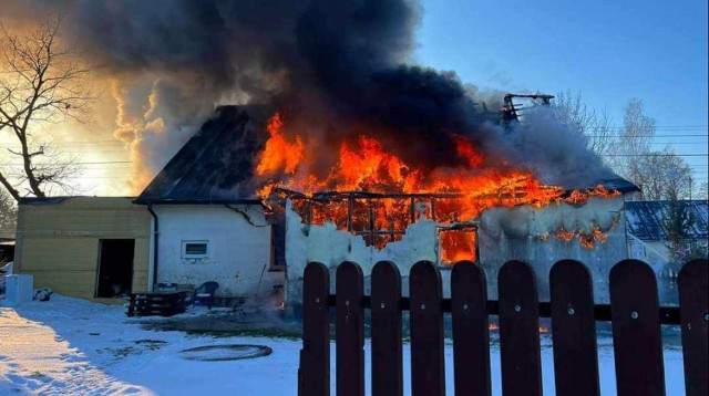 W poniedziałek w Suchedniowie spłonął dom matki wychowującej czwórkę dzieci