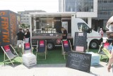 Food trucki: żeberka pieczone 14 godzin, sushi, burger i kiełbaski [ZDJĘCIA]