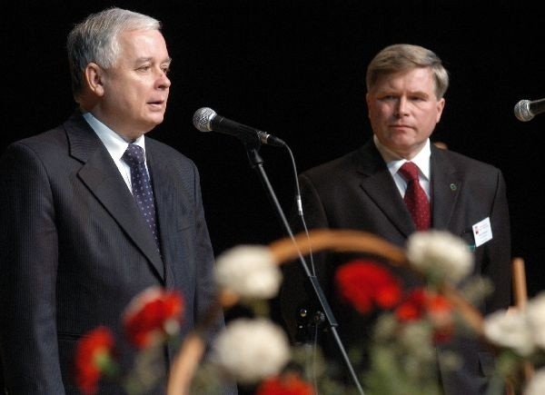 Prezydent Lech Kaczynski w KrośniePrezydenci Lech Kaczynski i László Sólyom spotkali sie w Krośnie z okazji Dnia PrzyjaLni Polsko-Wegierskiej.