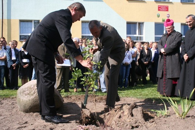 Przy szkole w Jelonkach rosną już dwa dęby katyńskie