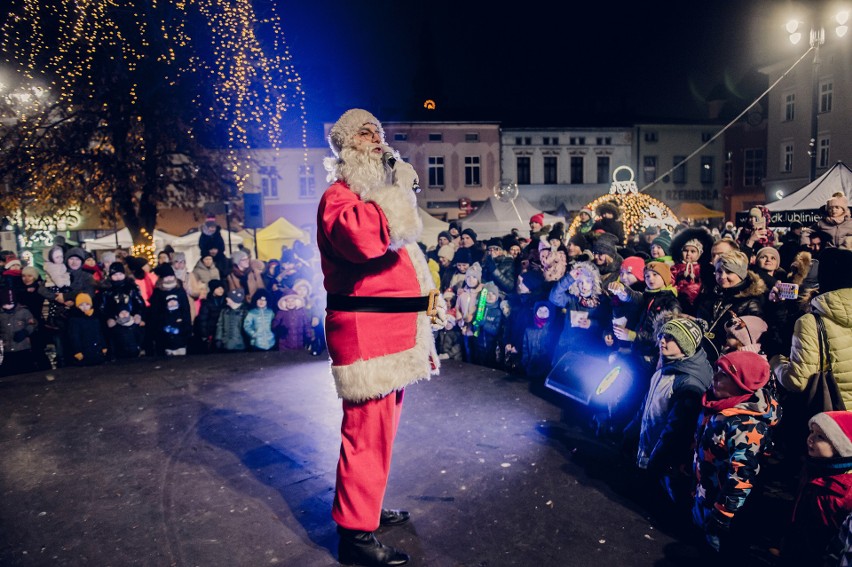 Mikołaj na Rynku w Lublińcu. Mieszkańcy buszowali po...