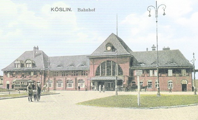 Tak przed wojną wyglądał  koszaliński  dworzec.  Ten  dwukondygnacyjny, ceglany budynek powstał w 1913 roku