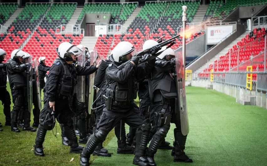 Ćwiczenia policji na stadionie w Tychach