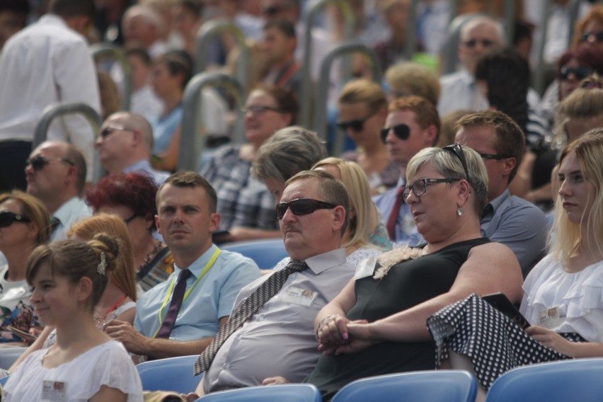 Kongres Świadków Jehowy na Stadionie Śląskim. Dzień 1. Wierni w Chorzowie przez trzy dni będą brać udział w spotkaniach ZDJĘCIA