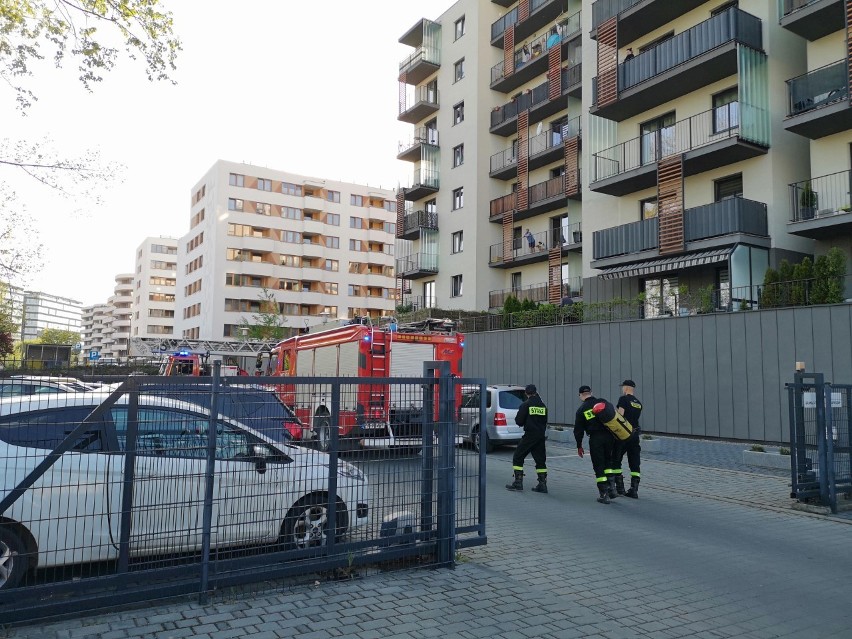 Kraków. Strażacy na pomoc mamie zamkniętej przez dziecko na balkonie [ZDJĘCIA]