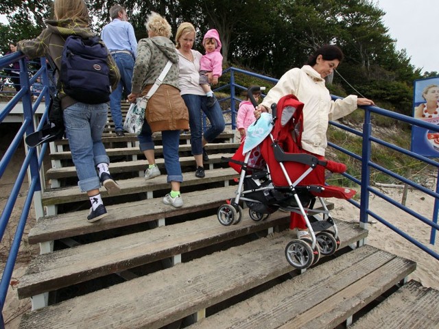 Dla niepełnosprawnych, matek z wózkami czy osób starszych pokonanie paru schodków to często nie lada wyczyn.