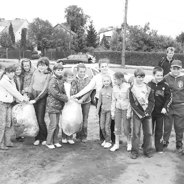Na zdjęciu: uczniowie Szkoły Podstawowej nr  5 ze swoim wychowawcą Krzysztofem  Wiśniewskim sprzątają okolice ulicy Ptasiej.