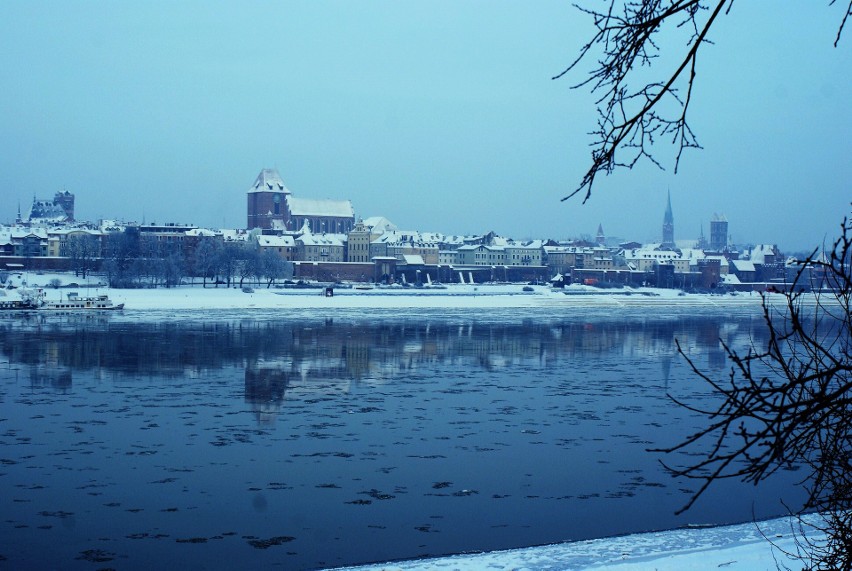 Bezpieczniej, zwłaszcza zimą, Toruń podziwia się z lądu