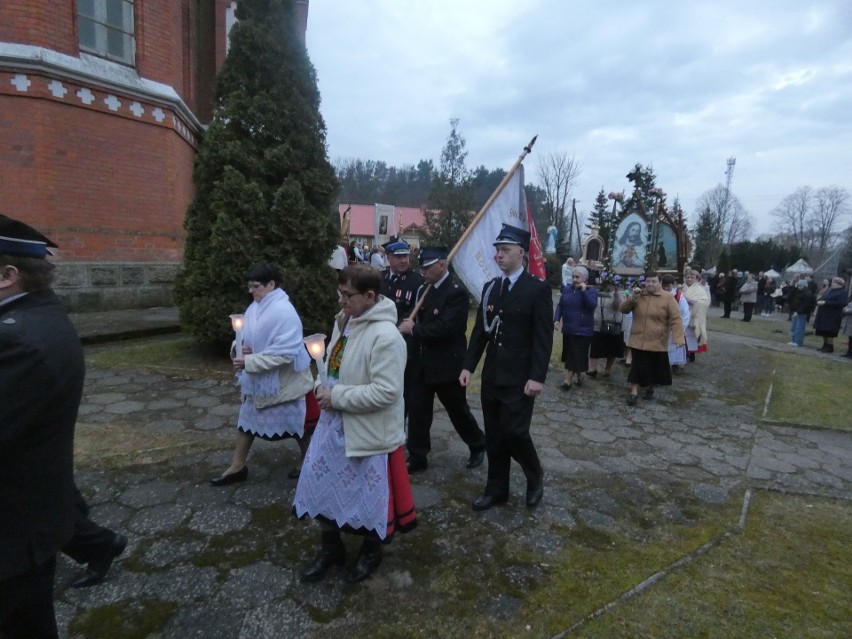 Rezurekcja w Czarni. Tłumy wiernych na mszy i procesji rezurekcyjnej, 9.04.2023. Zdjęcia