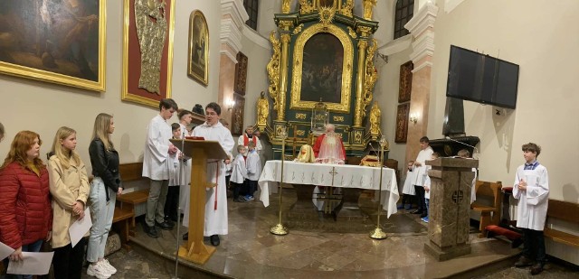 Wielki Piątek w parafii Wniebowzięcia Najświętszej Maryi Panny we Włoszczowie. Więcej na następnych zdjęciach >>>