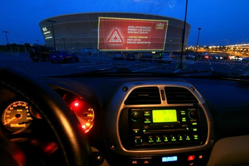 We Wrocławiu ruszyło kino samochodowe. Największy ekran w Europie (ZDJĘCIA)