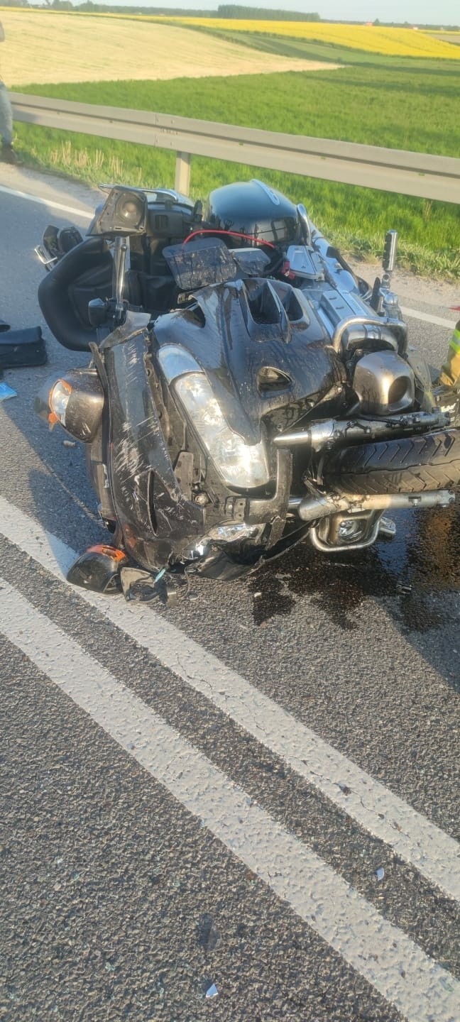 Wypadek w Nieskurzowie Nowym. Dwie osoby ranne po zderzeniu motocykla z osobowym oplem