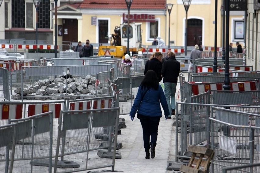 Wrocław: Fontanna na Psim Polu w labirycie barierek. Prace na finiszu (ZDJĘCIA)