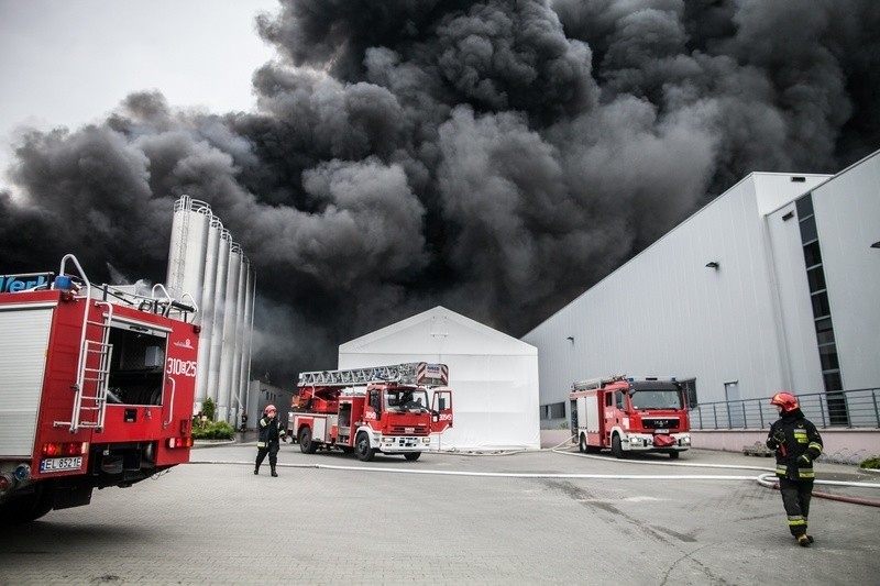 Pożar przy ul. Dąbrowskiego: Hala fabryczna w ogniu, całe miasto w dymie