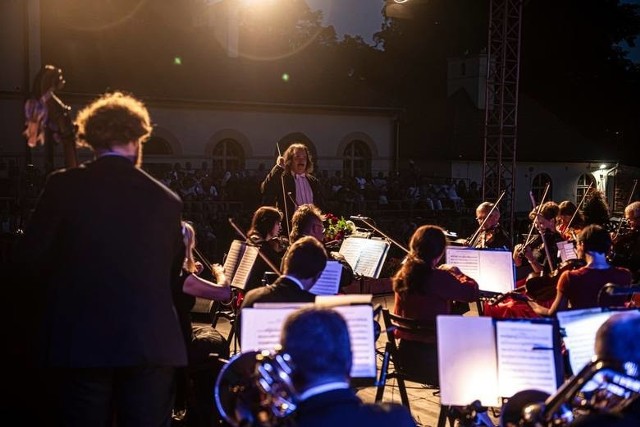 Podczas koncertu noworocznego w Wieliczce wystąpi m.in. Orkiestra Obligato, pod dyrekcją Jerzego Sobeńki. Z powodu pandemii Covid-19 tradycyjne wielickie spotkanie odbędzie się online