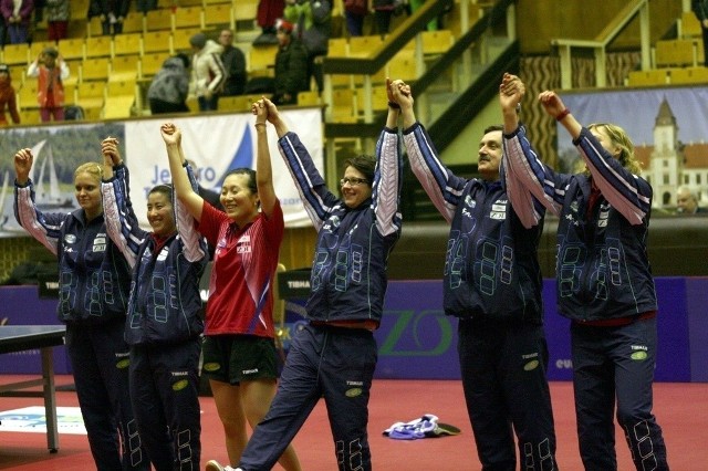 Tenisistki stołowe Zamku Tarnobrzeg (od lewej: Margaryta Piesotska, Jia Jun, Han Ying, Renata Strbikova, trener Zbigniew Nęcek i Kinga Stefańska) mają po losowaniu grup eliminacyjnych duże powody do zadowolenia.