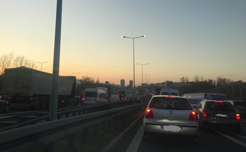 Katowice utknęły w korku na A4. I w kierunku Wrocławia, i w kierunku Krakowa. Stoją też DTŚ i S86  ZDJĘCIA