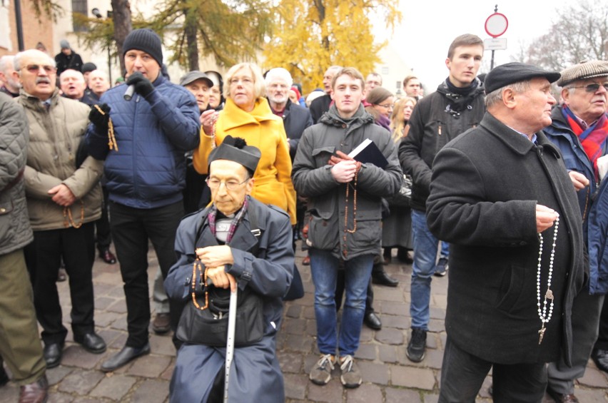 Demonstracja przeciwko abp. Jędraszewskiemu przed krakowską kurią [ZDJĘCIA, WIDEO]