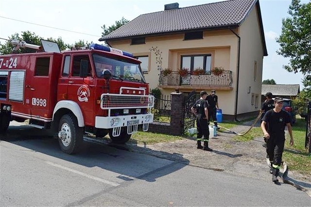 Strażacy z narażeniem zdrowia wożą wodę ludziom w Koniecpolu. Ale brakuje maseczek.Tak rozwożono wodę w Koniecpolu w 2015 roku