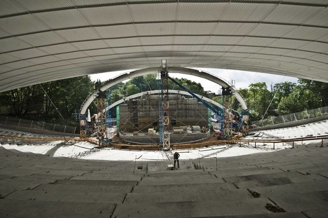 Zobacz zdjęcia z postępu prac przy budowie amfiteatru. Pierwsze pokazują obiekt tuż przed rozpoczęciem inwestycji, ostanie pochodzą z grudnia 2020. Zapraszamy do oglądania!Zobacz kolejne zdjęcia >>>