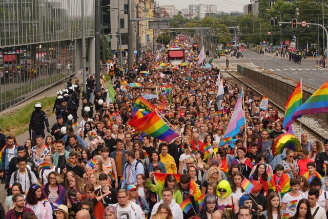 W marszach równości uczestniczą tysiące osób należących do społeczności LGBT+ oraz je wspierających. Maszerujący walczą o równość, tolerancję wobec różnych orientacji seksualnych (i nie tylko) oraz możliwość małżeństw osób tej samej płci, a także o prawa człowieka oraz tolerancyjną Polskę, w tym o wprowadzenie polityki antydyskryminacyjnej.Parady i marsze rozpoczęły się w kwietniu i odbyły się już w kilku miastach, m.in. Krakowie, Trójmieście, Warszawie oraz Poznaniu.Gdzie będą kolejne marsze równości? Sprawdź --->