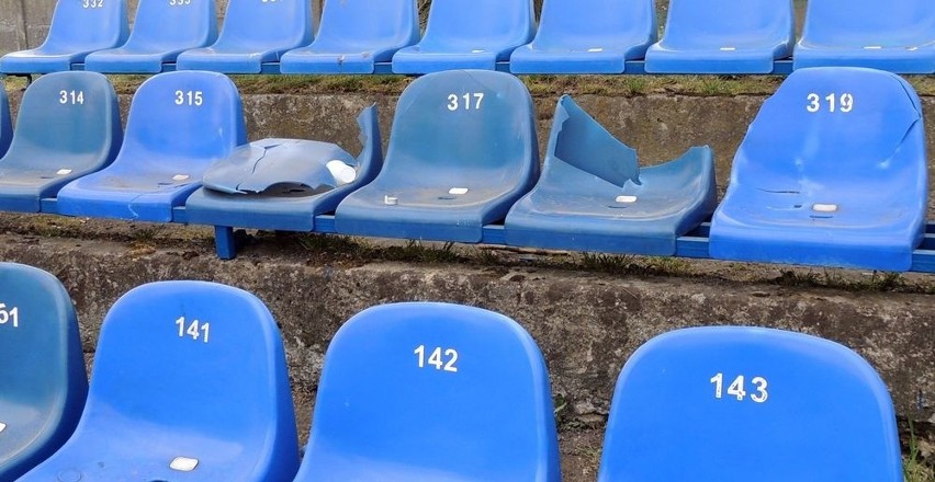 20-latek z Prudnika połamał krzesełka na stadionie.