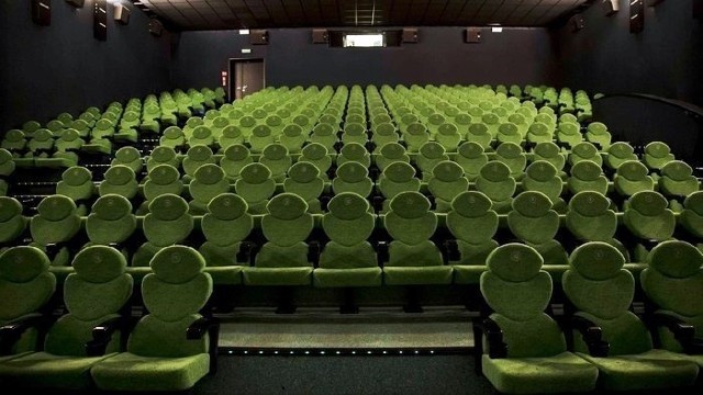 Wrocławskie kino odda chętnym wygodne fotele za symboliczną kwotę.
