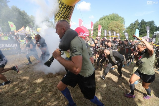 Runmageddon odbywa się w weekend w Szczecinie. To ekstremalny bieg przez przeszkody. Areną zmagań jest teren przy Jelenim Stawie. Runmageddon odbywa się w naszym mieście po raz pierwszy. W Szczecinie organizatorzy biegu zaplanowali następujące trasy:- Intro – 3 km i 15 przeszkód -  sobota, początek od godz. 15.30- Rekrut – 6 km i 30 przeszkód – sobota, pierwsze starty od godz. 7.20- Classic – 12 km i 50 przeszkód – niedziela, pierwsze starty od godz. 8.40- Kids (dzieci od 4 do 11 lat) – 1 km i 10 przeszkód – sobota i niedziela od godz. 9.20- Junior (12-15 lat) – 2 km i 15 przeszkód – sobota, od godz. 17.30ZOBACZ ZDJĘCIA ZE ZMAGAŃ! >>>Więcej zdjęć:■ Runmageddon w Szczecinie 2019. Tłumy na trasach [ZDJĘCIA]■ Runmageddon w Szczecinie 2019. Zobacz, jak rywalizowali zawodnicy [ZDJĘCIA]■  Runmageddon w Szczecinie 2019 nie tylko dla dorosłych. Juniorzy też dali radę [ZDJĘCIA]